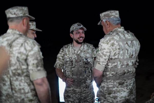 مندوبا عن الملك، ولي العهد يتابع تمرين "صقور الهواشم 3" الليلي