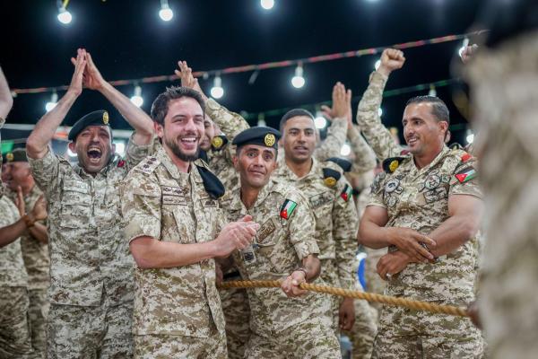رفاق ولي العهد في لواء الملك الحسين المدرع 40, يقيمون ليلة سمر احتفاء بقرب زفافه