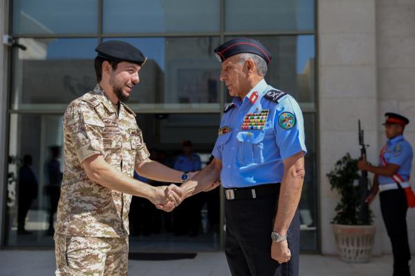ولي العهد يزور مديرية الأمن العام ويثني على أداء منتسبيها
