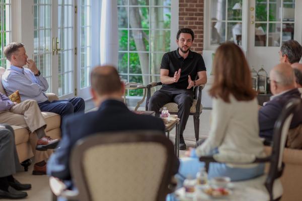 ولي العهد يلتقي ممثلي مراكز بحثية وفكرية بواشنطن