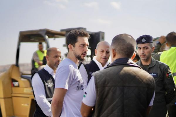 ولي العهد يشرف على تجهيز طائرة إغاثة مغادرة للأهل في غزة