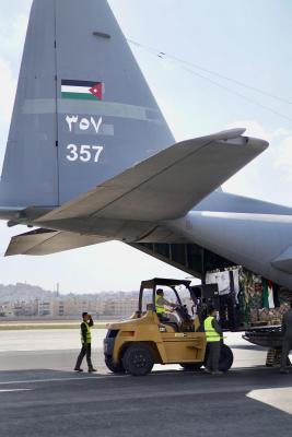 ولي العهد يشرف على تجهيز طائرة إغاثة مغادرة للأهل في غزة