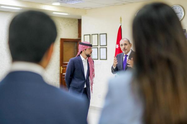 ولي العهد يشيد بأداء وزارة الخارجية وشؤون المغتربين في حمل مواقف الأردن للعالم