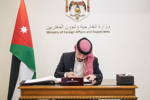 ولي العهد يشيد بأداء وزارة الخارجية وشؤون المغتربين في حمل مواقف الأردن للعالم