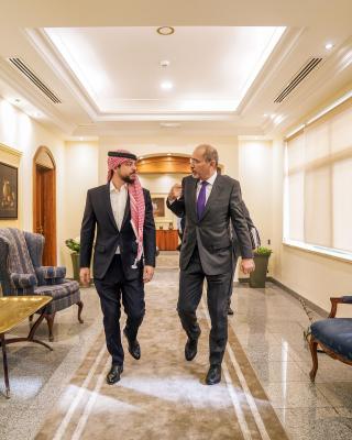 ولي العهد يشيد بأداء وزارة الخارجية وشؤون المغتربين في حمل مواقف الأردن للعالم